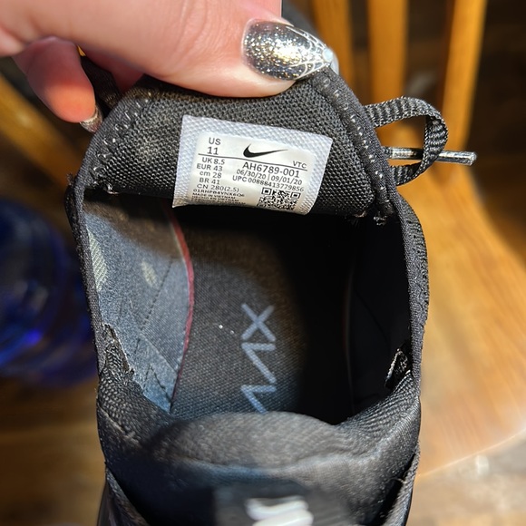 Barely worn Womens Nikes in great condition!! - Picture 7 of 8